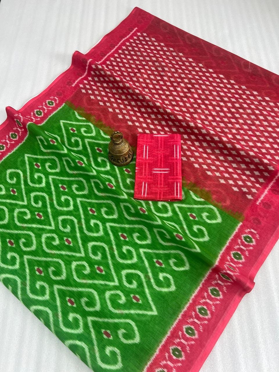 Green & Red Plain Linen Digital Print Saree with Blouse – The Fabrizo Saree Green & Red Plain Linen Digital Print Saree with Blouse - Image 2