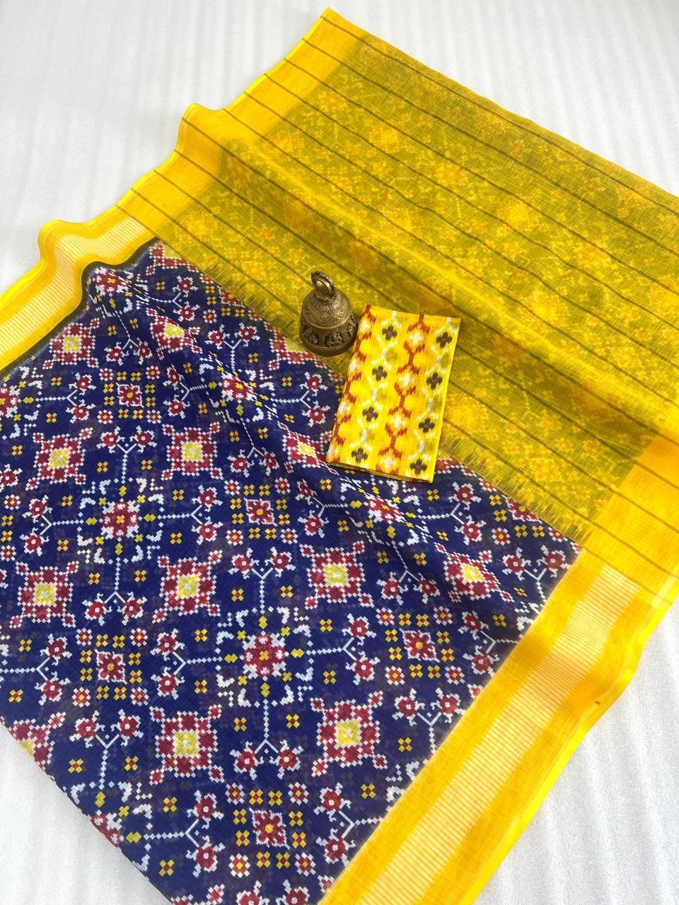 Plain Linen Digital Print Saree with Blouse – The Fabrizo Saree Plain Linen Digital Print Saree with Blouse - Image 2
