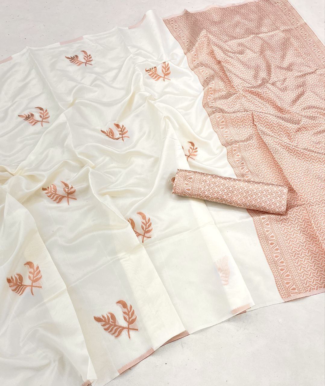 Banarasi Soft Lichi Silk Saree with Rich Pallu & Jacquard Work – The Fabrizo Saree Banarasi Soft Lichi Silk Saree with Rich Pallu & Jacquard Work - Image 2