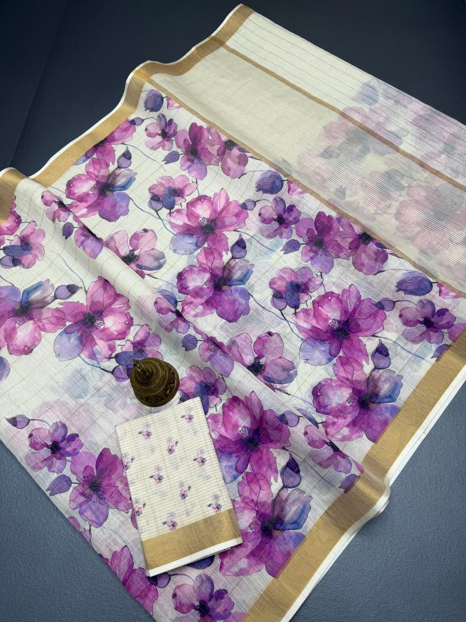Linen Saree with Gold Jari Border & Digital Print – The Fabrizo Saree Linen Saree with Gold Jari Border & Digital Print - Image 4