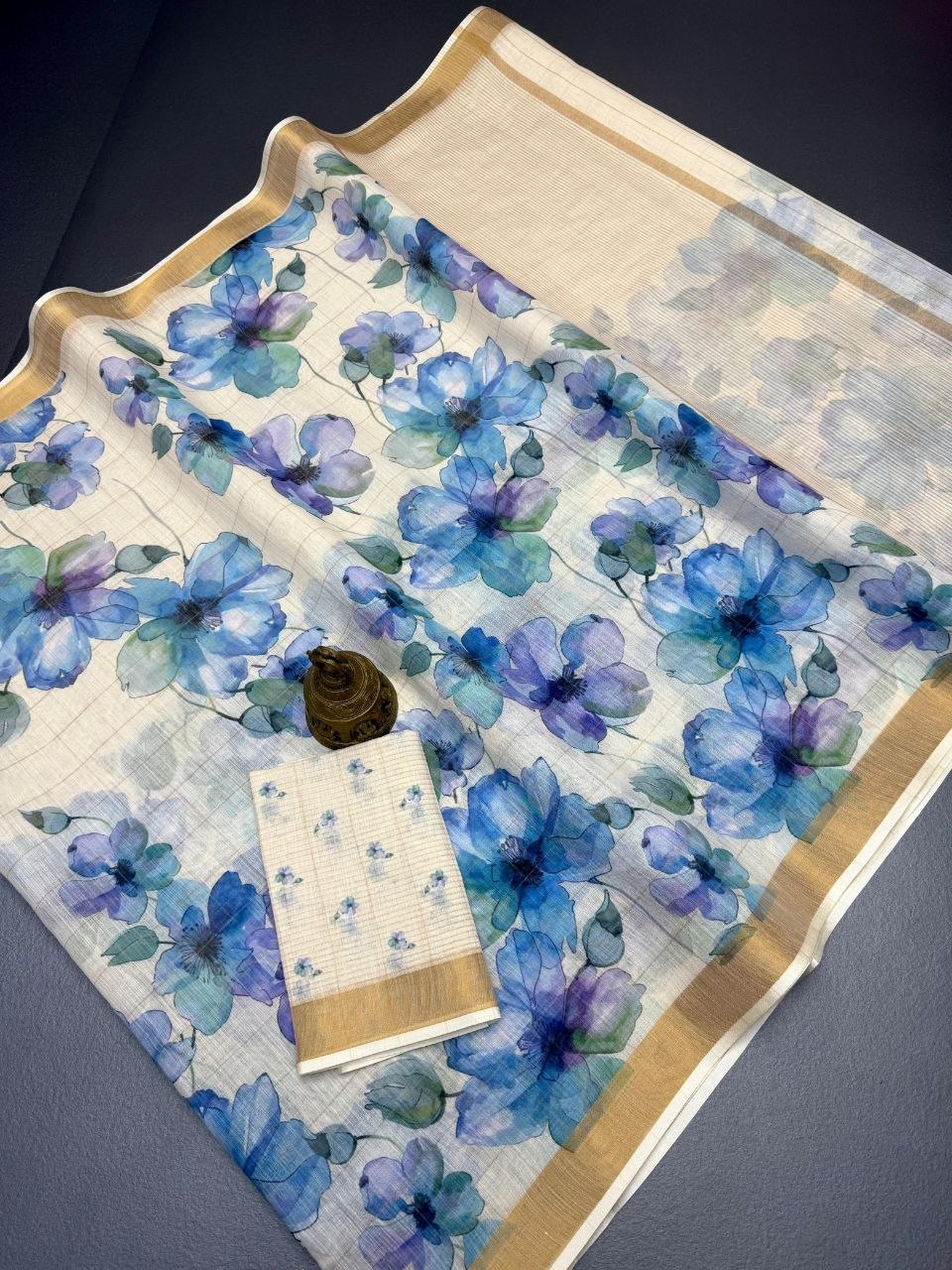 Linen Saree with Gold Jari Border & Digital Print – The Fabrizo Saree Linen Saree with Gold Jari Border & Digital Print - Image 2