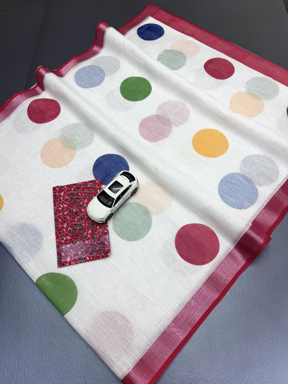 Soft Linen Saree with Silver Jari Border & Digital Print – The Fabrizo Saree Soft Linen Saree with Silver Jari Border & Digital Print - Image 2